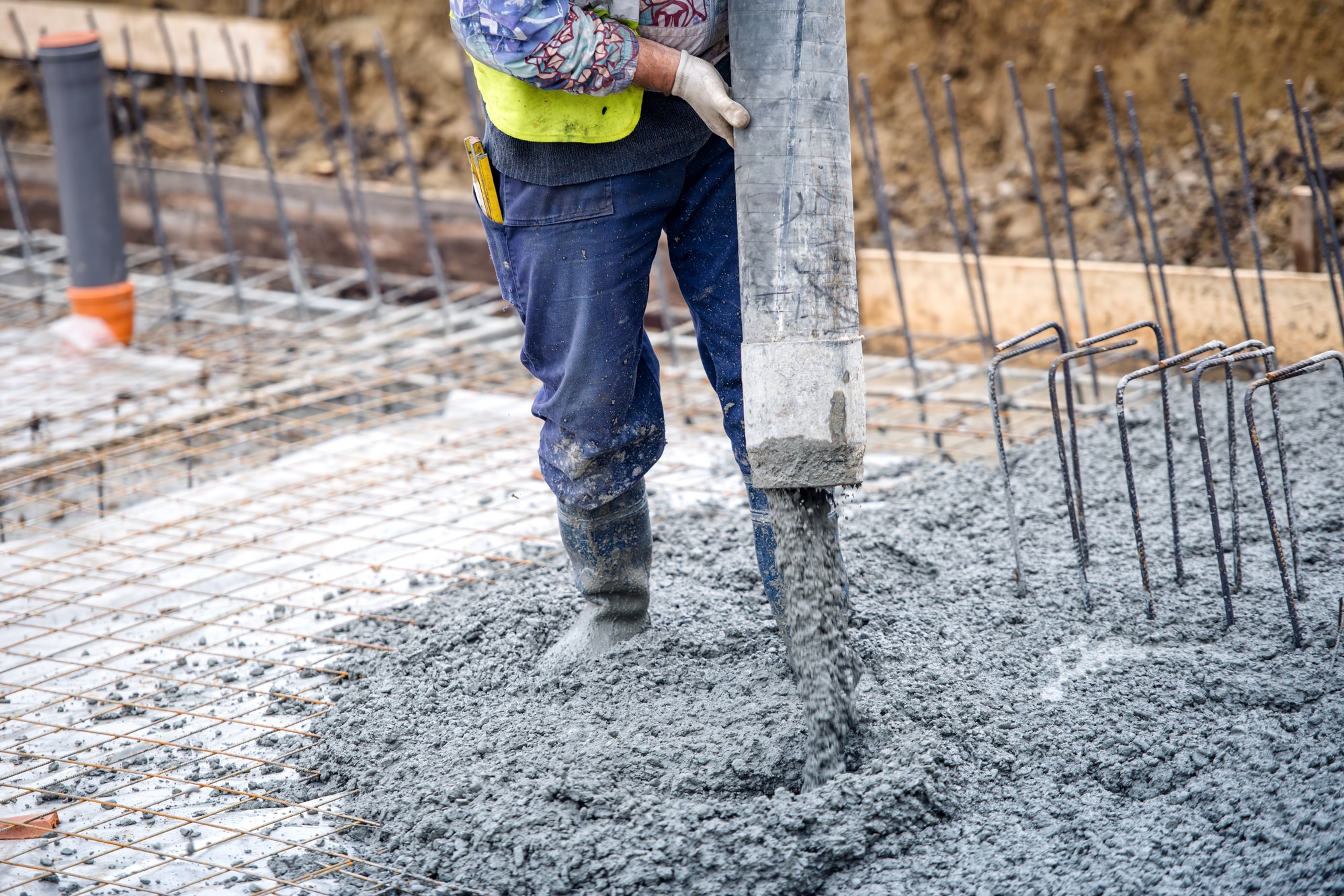 Бетон с доставкой в спб. Concrete бетон Cement. Стройка бетон. Заливка бетона. Бетон для фундамента.